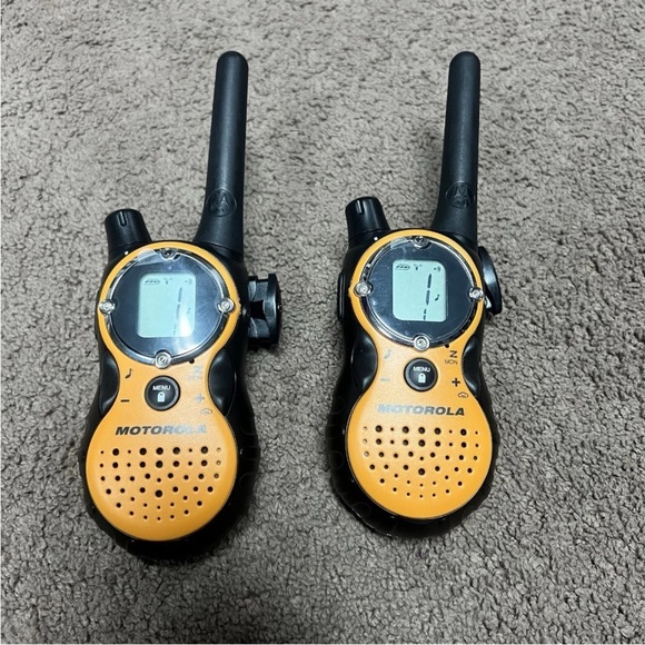 Motorola TALKABOUT T8500 Two Way Radios With Charger And Two Xtra faces set of 2 - Picture 6 of 13